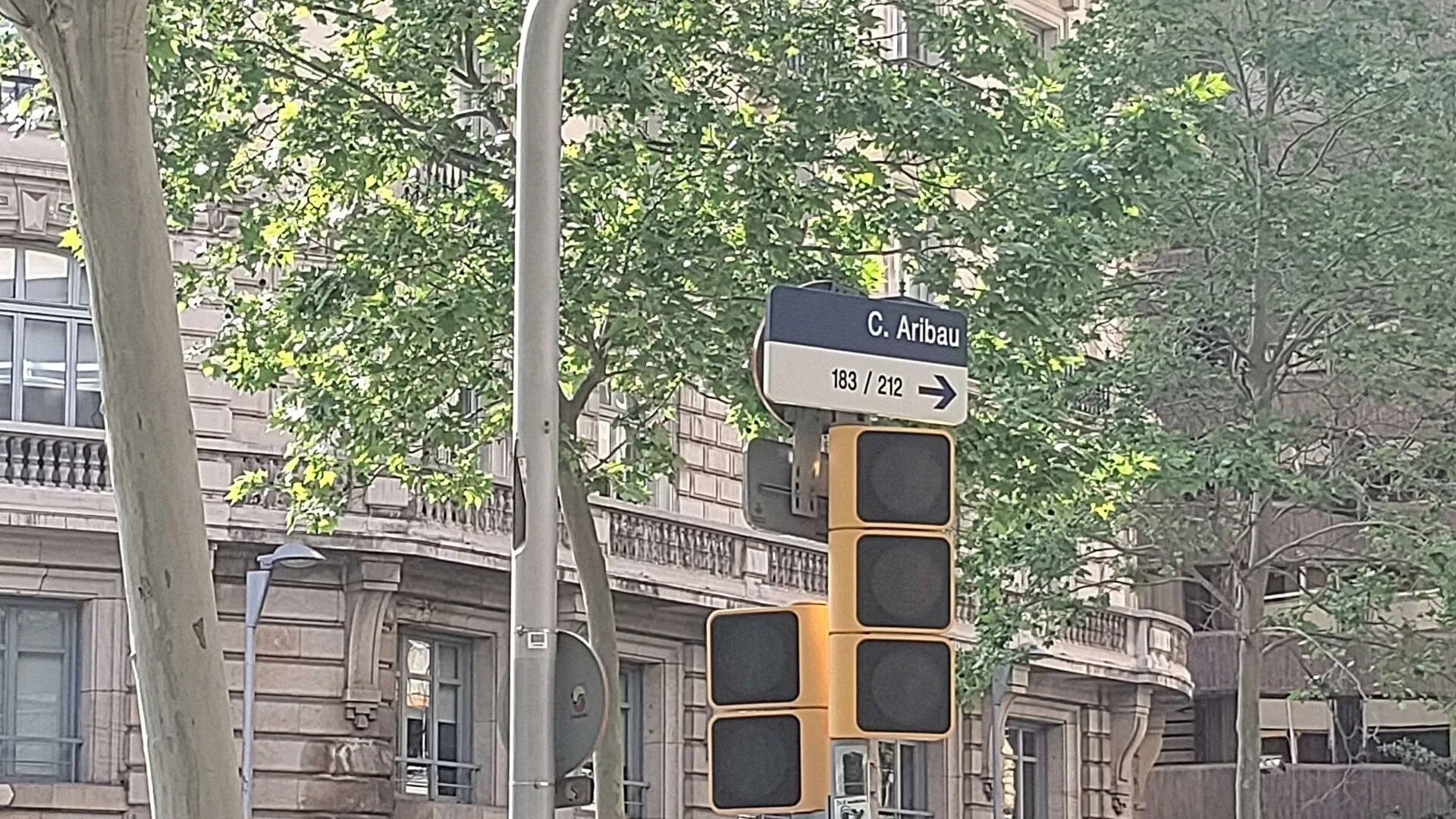 Semáforos apagados en la calle Aribau de Barcelona durante el apagón del 28 de abril de 2025